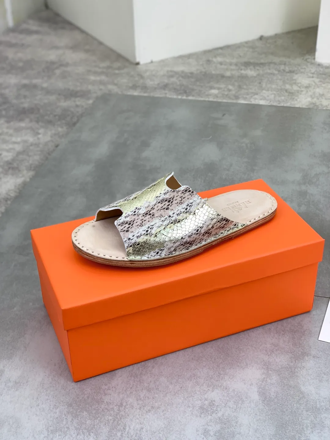 Men's men's shoes 💰P360 new model (genuine leather outsole series) new colors are coming simultaneously on the official website [HERMES] Hermès series: original development, original anatomy display, exclusive outsole [Material] Sole: original genuine leather sole with cow essence film 🌸. Fabric Original calfskin Lining: Imported cowhide, delicate and soft Code number: 38-44